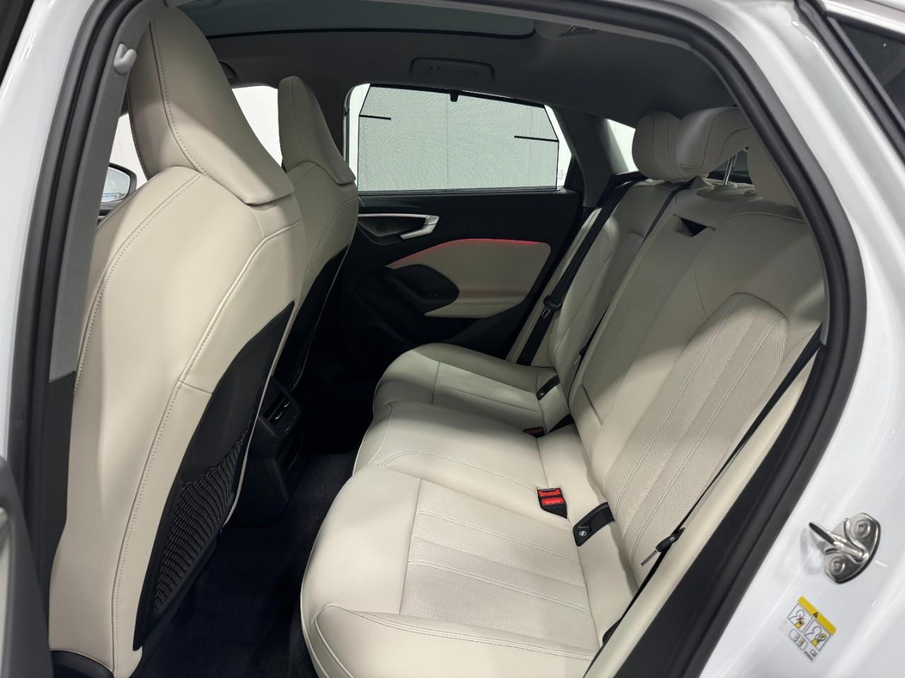 Audi A5 Vehicle Full-screen Gallery Image 8