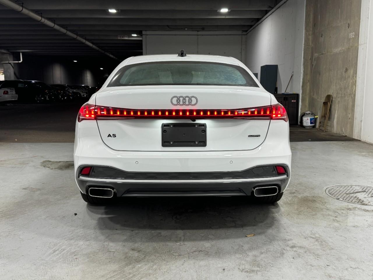 Audi A5 Vehicle Full-screen Gallery Image 9