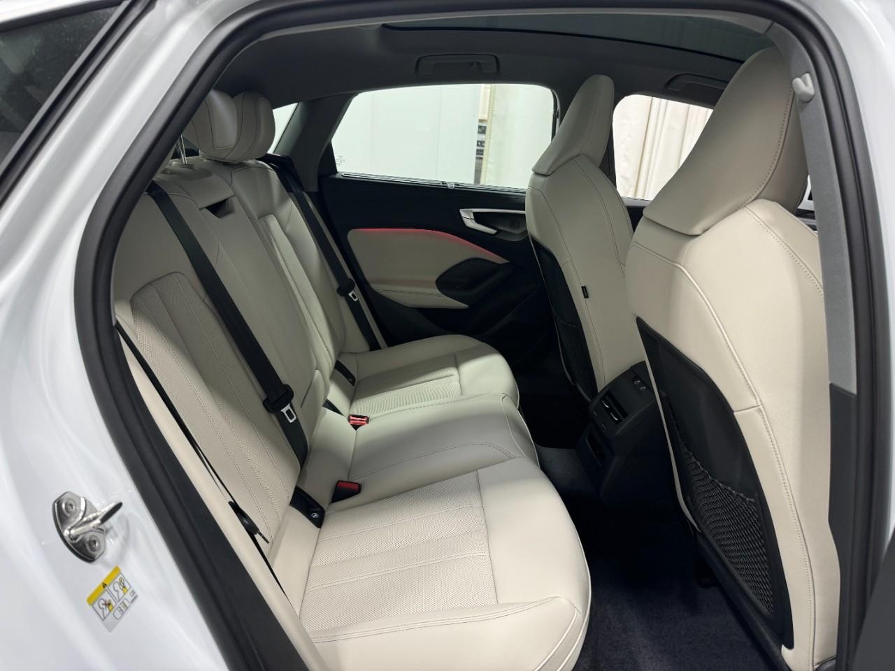 Audi A5 Vehicle Full-screen Gallery Image 10