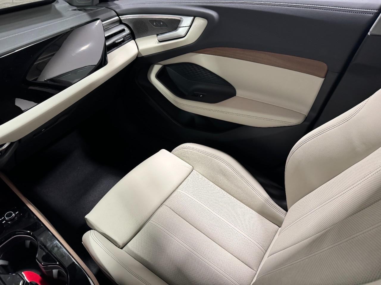 Audi A5 Vehicle Full-screen Gallery Image 17