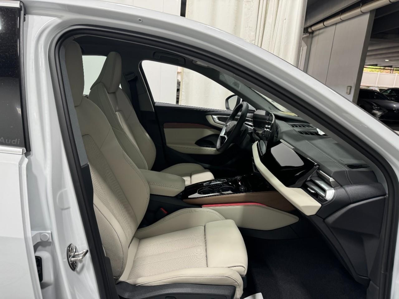 Audi A5 Vehicle Full-screen Gallery Image 18