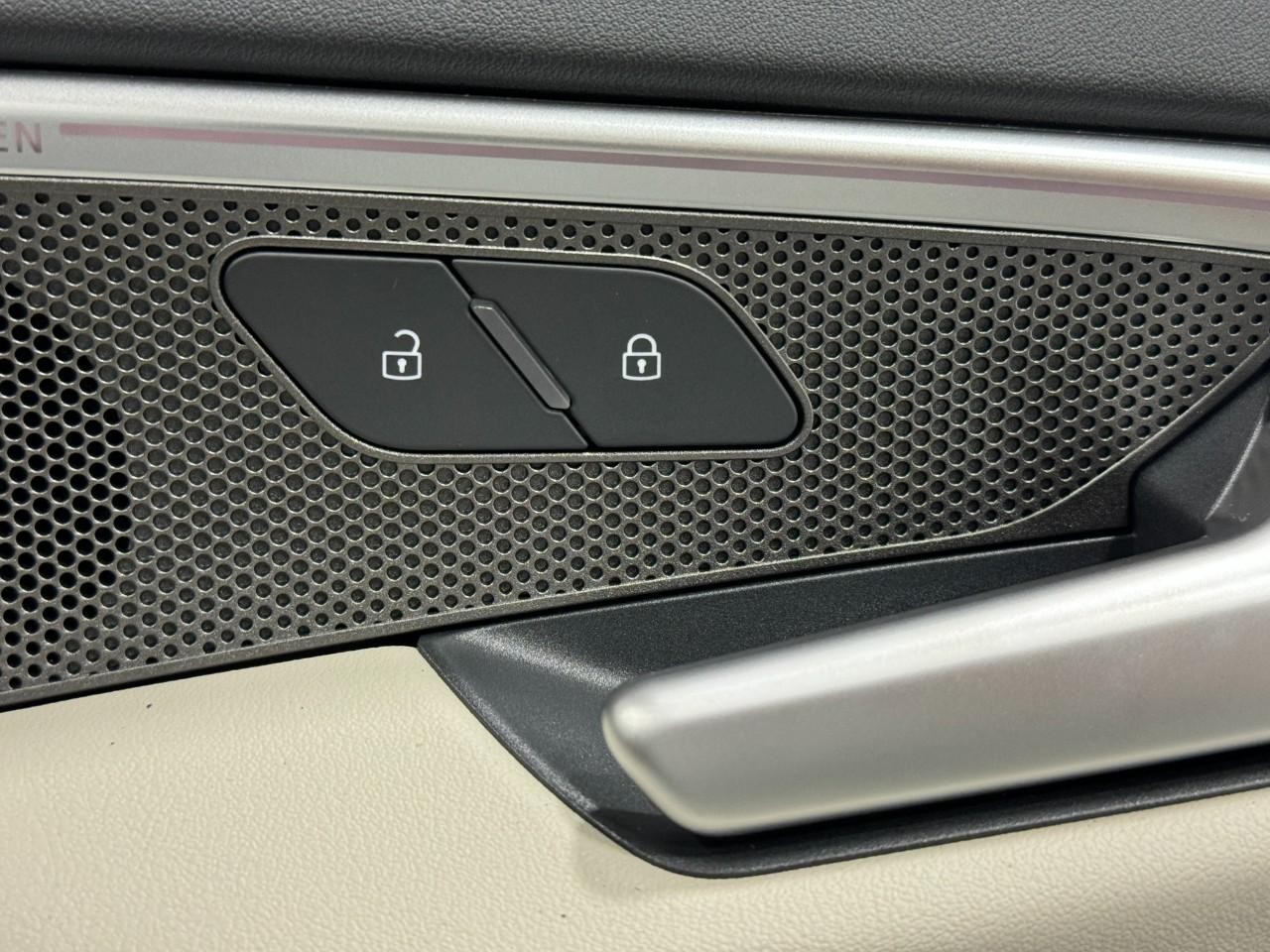 Audi A5 Vehicle Full-screen Gallery Image 21