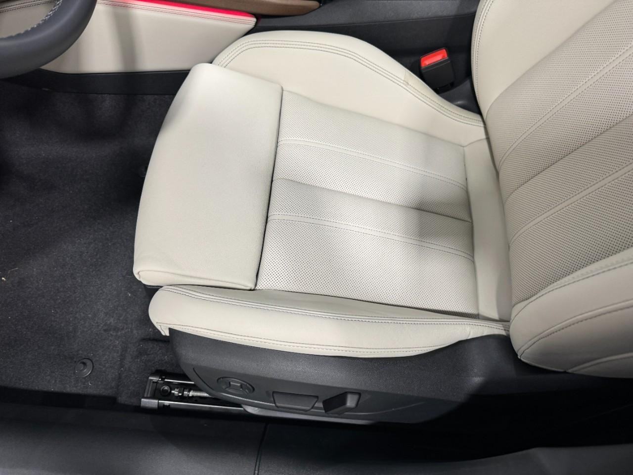 Audi A5 Vehicle Full-screen Gallery Image 28