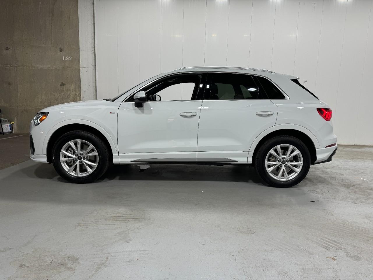 Audi Q3 Vehicle Full-screen Gallery Image 2