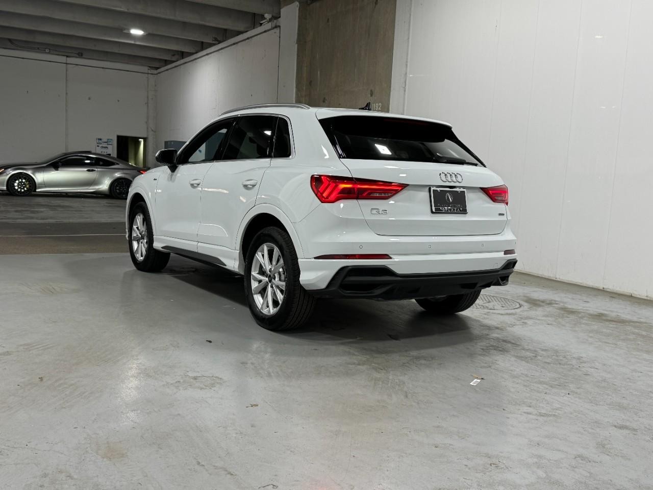 Audi Q3 Vehicle Full-screen Gallery Image 3
