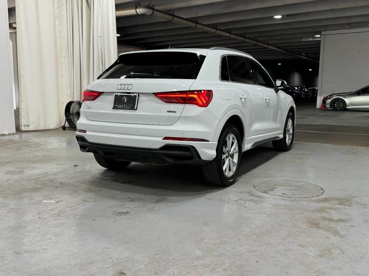 Audi Q3 Vehicle Full-screen Gallery Image 4