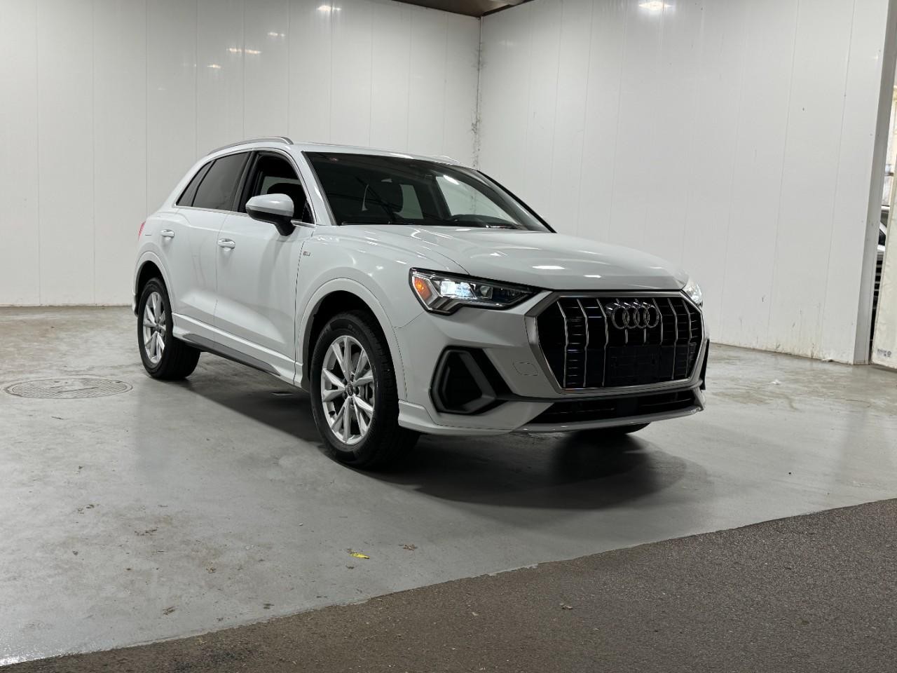 Audi Q3 Vehicle Full-screen Gallery Image 6