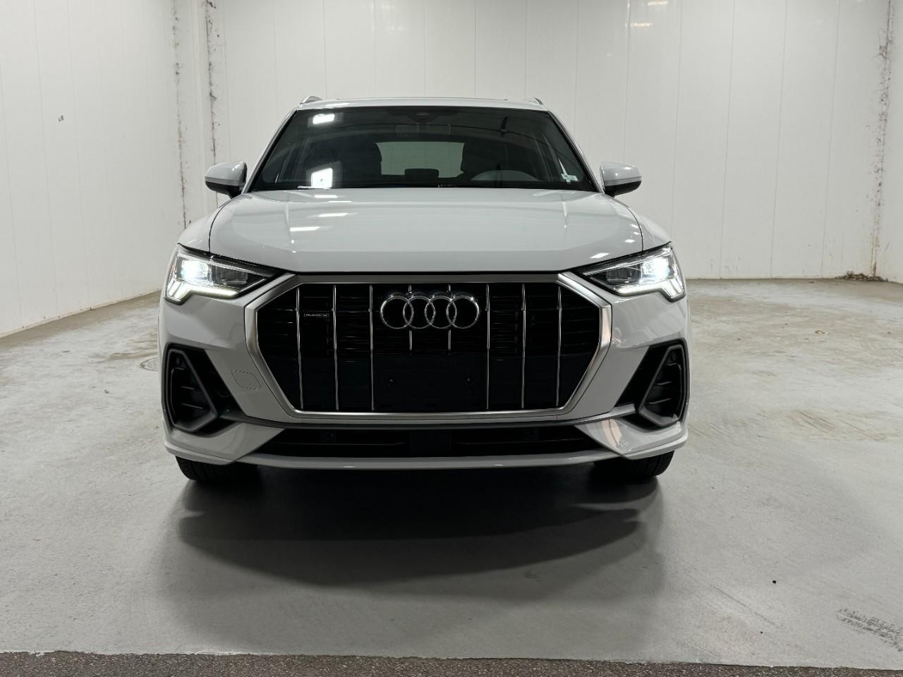 Audi Q3 Vehicle Full-screen Gallery Image 7