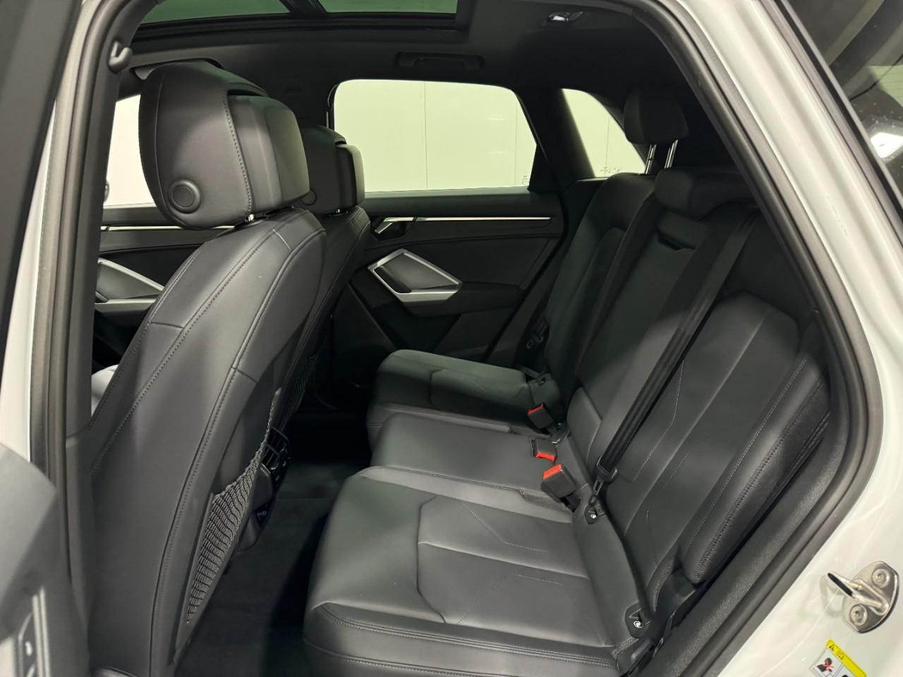 Audi Q3 Vehicle Full-screen Gallery Image 8