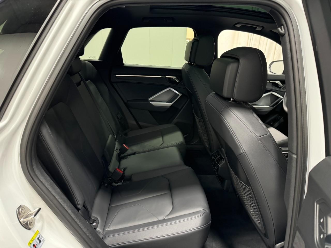 Audi Q3 Vehicle Full-screen Gallery Image 10