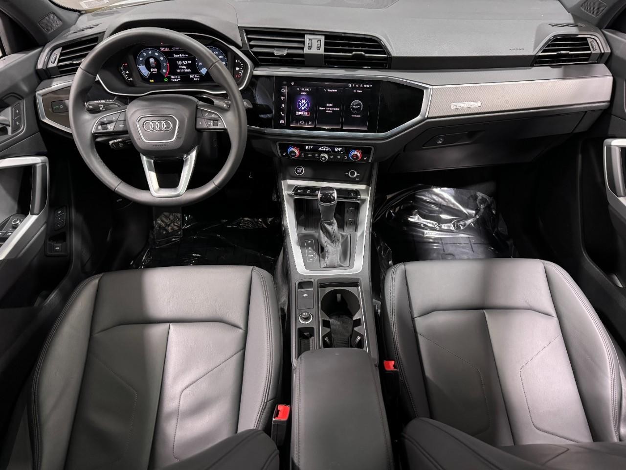 Audi Q3 Vehicle Full-screen Gallery Image 12