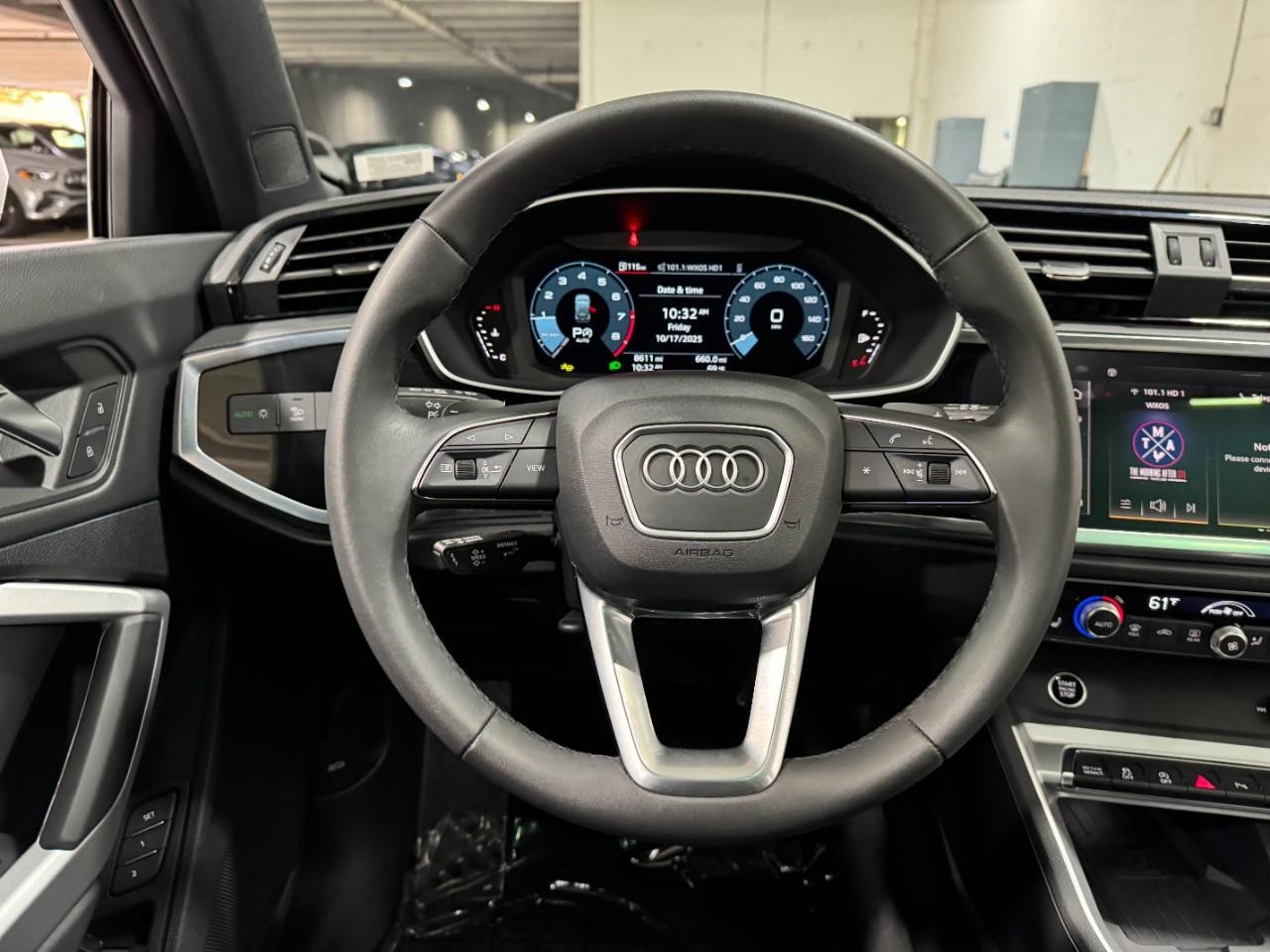 Audi Q3 Vehicle Full-screen Gallery Image 13