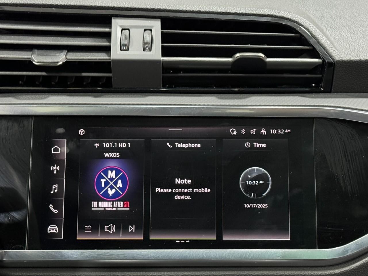 Audi Q3 Vehicle Full-screen Gallery Image 14