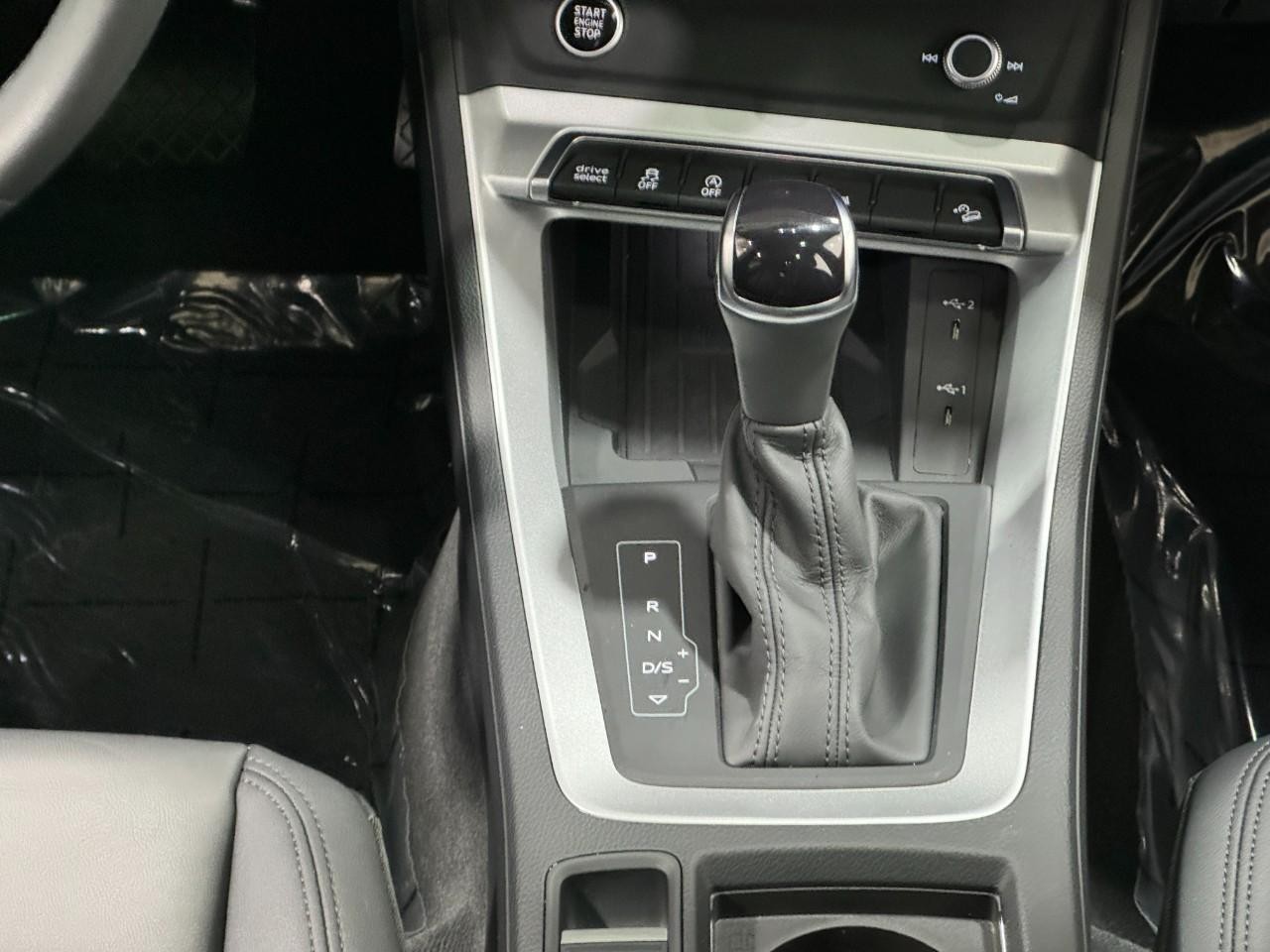 Audi Q3 Vehicle Full-screen Gallery Image 16
