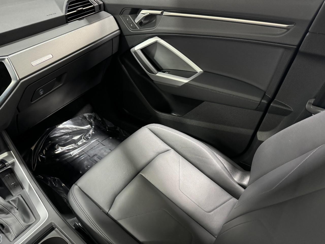 Audi Q3 Vehicle Full-screen Gallery Image 17
