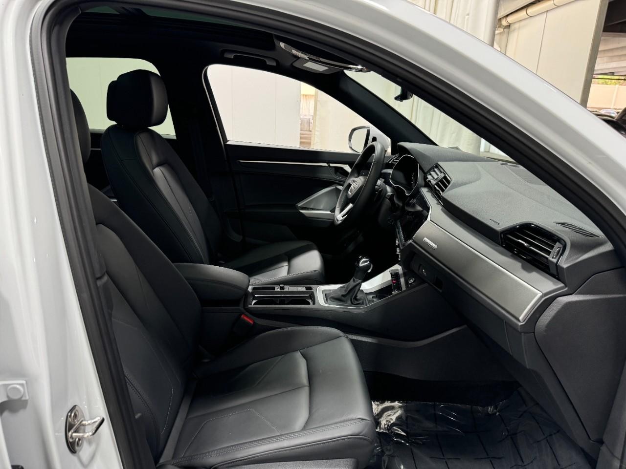 Audi Q3 Vehicle Full-screen Gallery Image 18