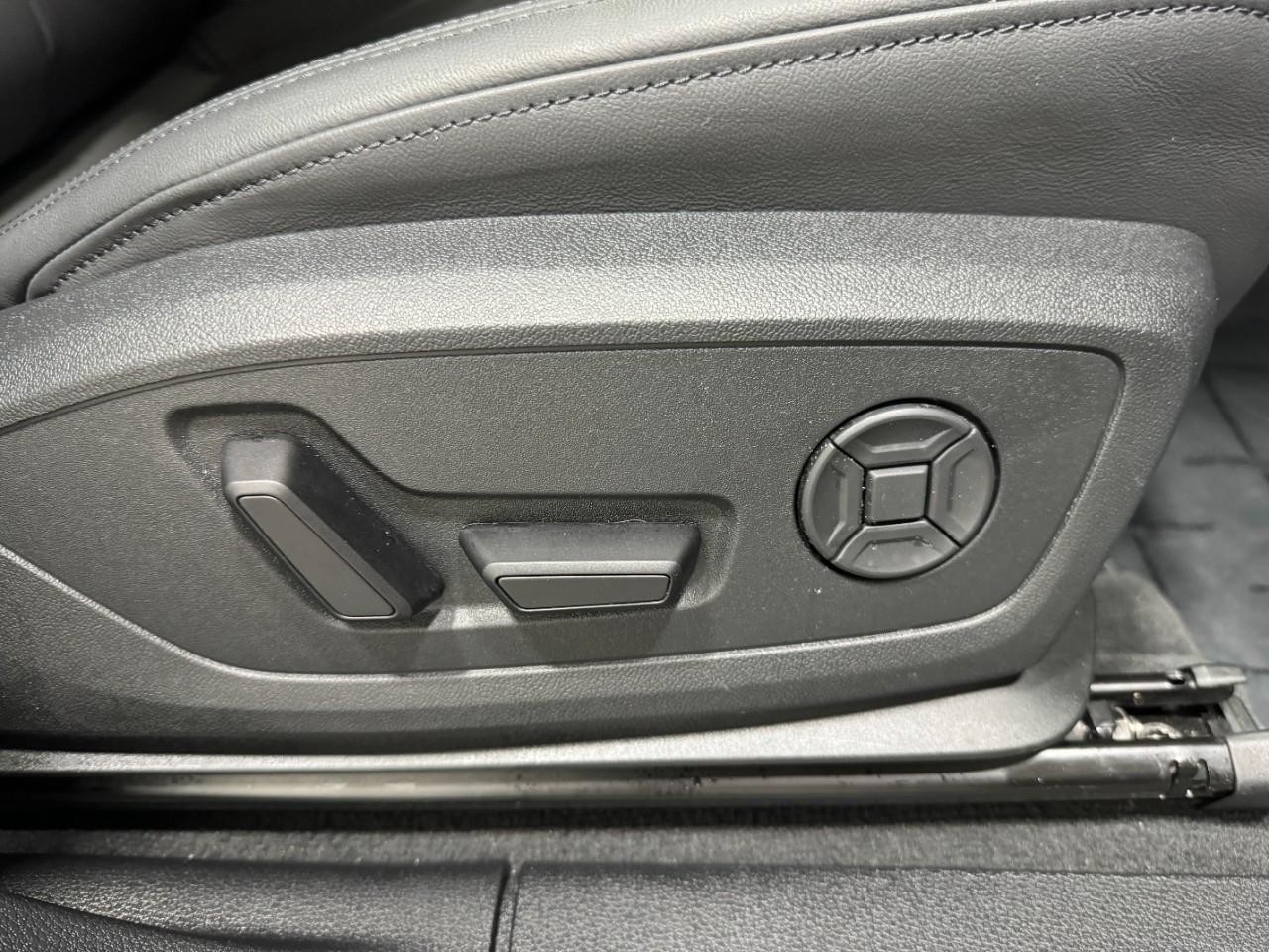 Audi Q3 Vehicle Full-screen Gallery Image 20