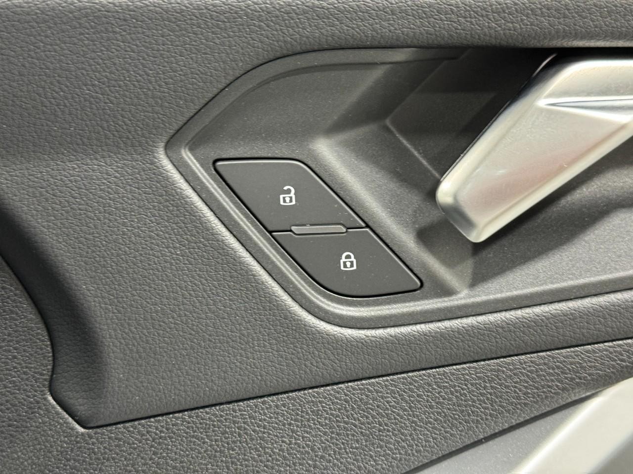 Audi Q3 Vehicle Full-screen Gallery Image 21