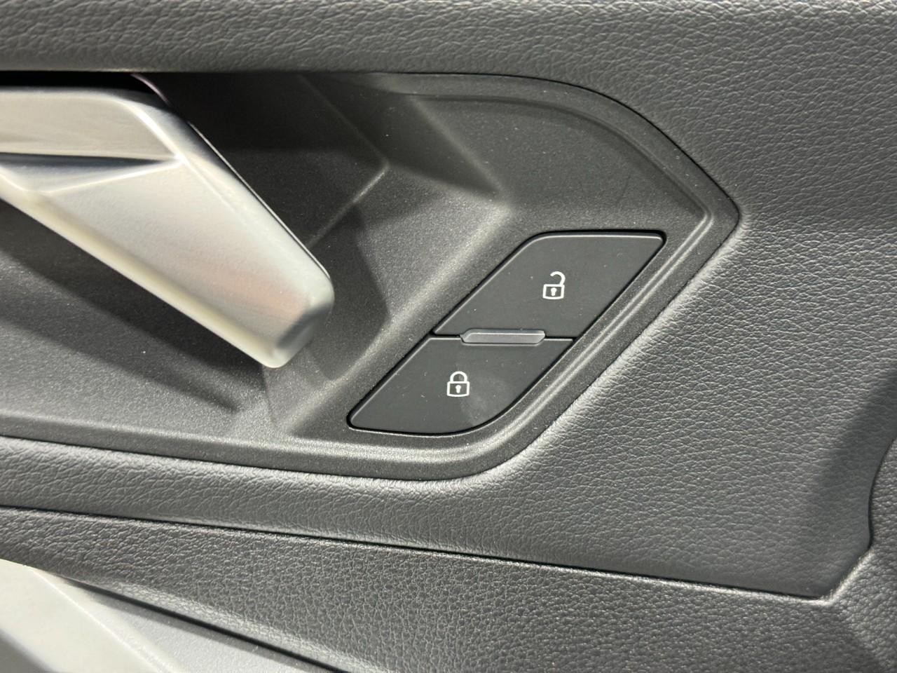 Audi Q3 Vehicle Full-screen Gallery Image 23