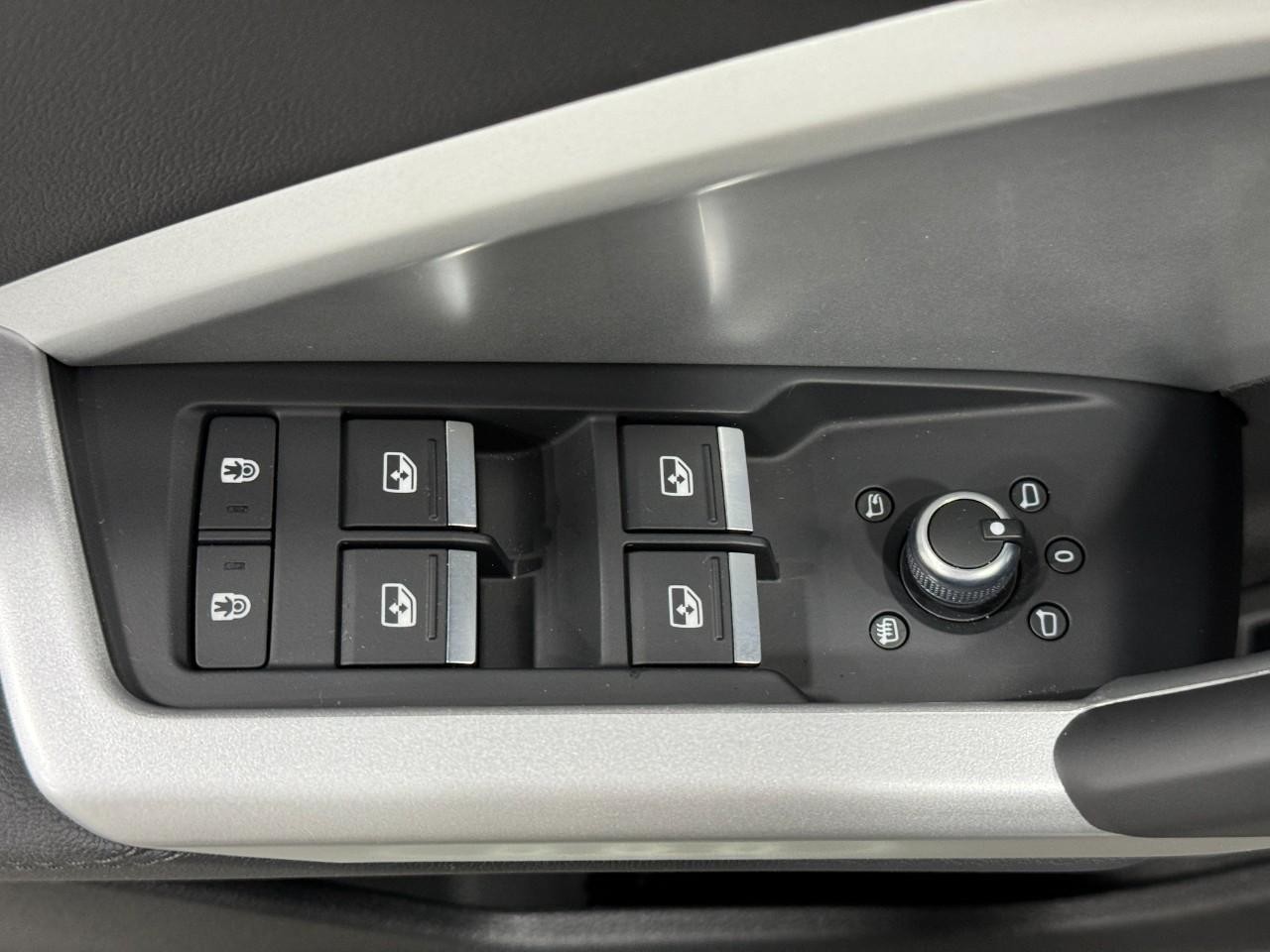 Audi Q3 Vehicle Full-screen Gallery Image 24