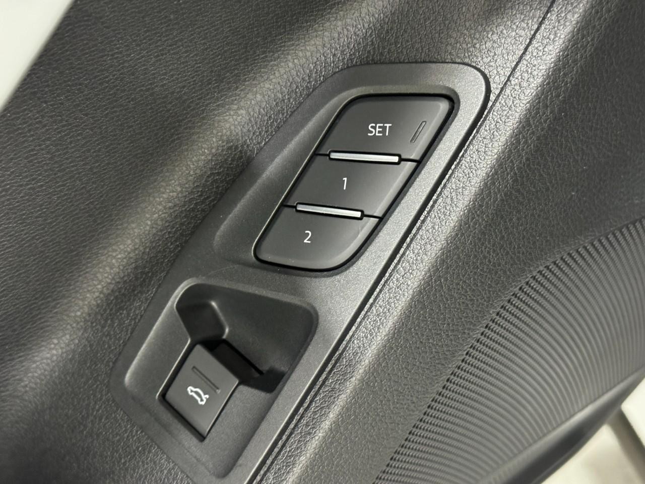 Audi Q3 Vehicle Full-screen Gallery Image 25