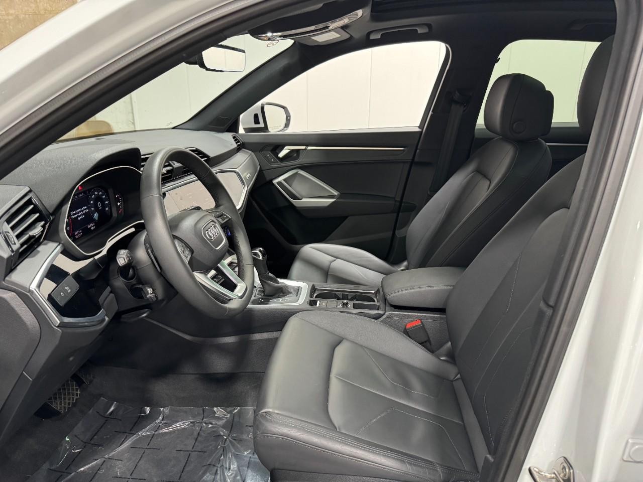 Audi Q3 Vehicle Full-screen Gallery Image 26