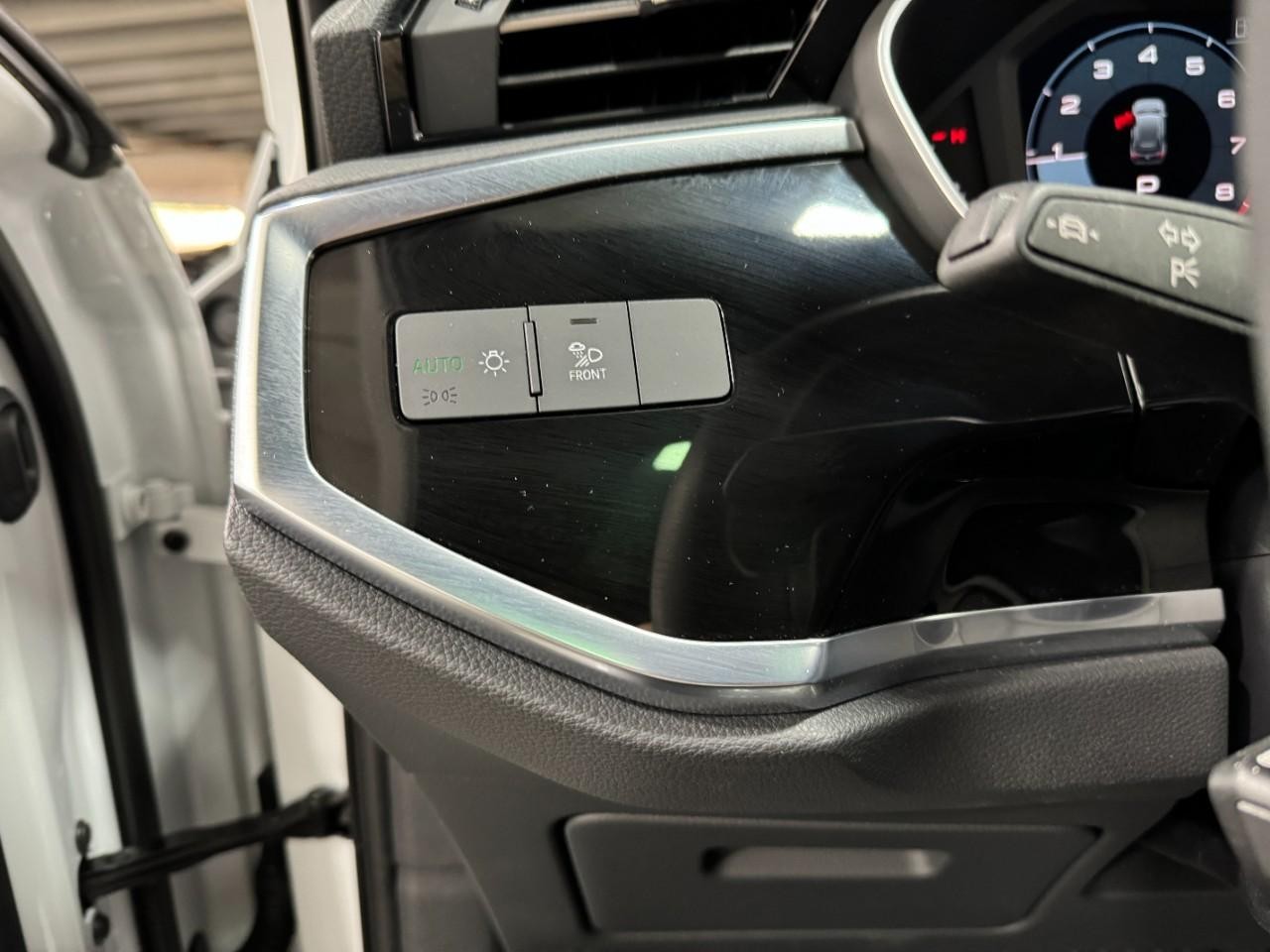 Audi Q3 Vehicle Full-screen Gallery Image 29