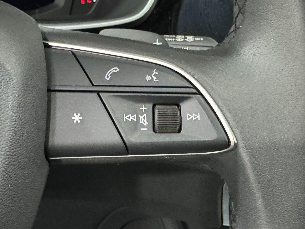 Audi Q3 Vehicle Full-screen Gallery Image 32