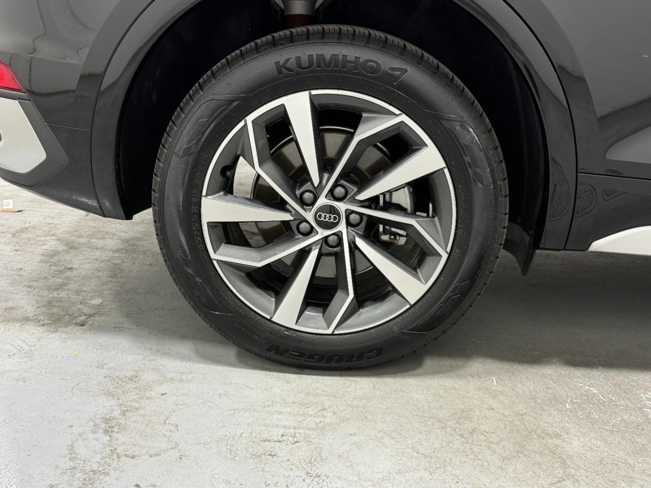 Audi Q5 Sportback Vehicle Full-screen Gallery Image 5