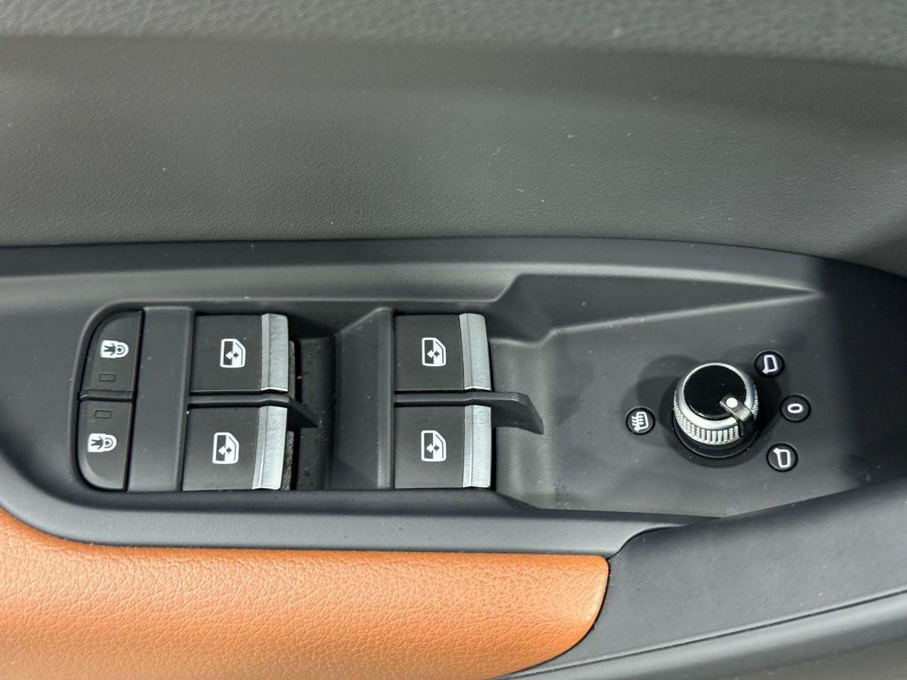 Audi Q5 Sportback Vehicle Full-screen Gallery Image 25