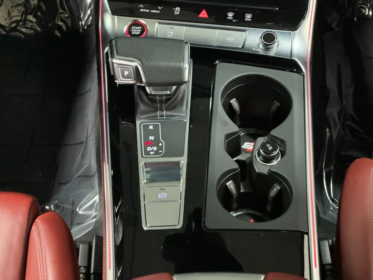 Audi S6 Sedan Vehicle Full-screen Gallery Image 17