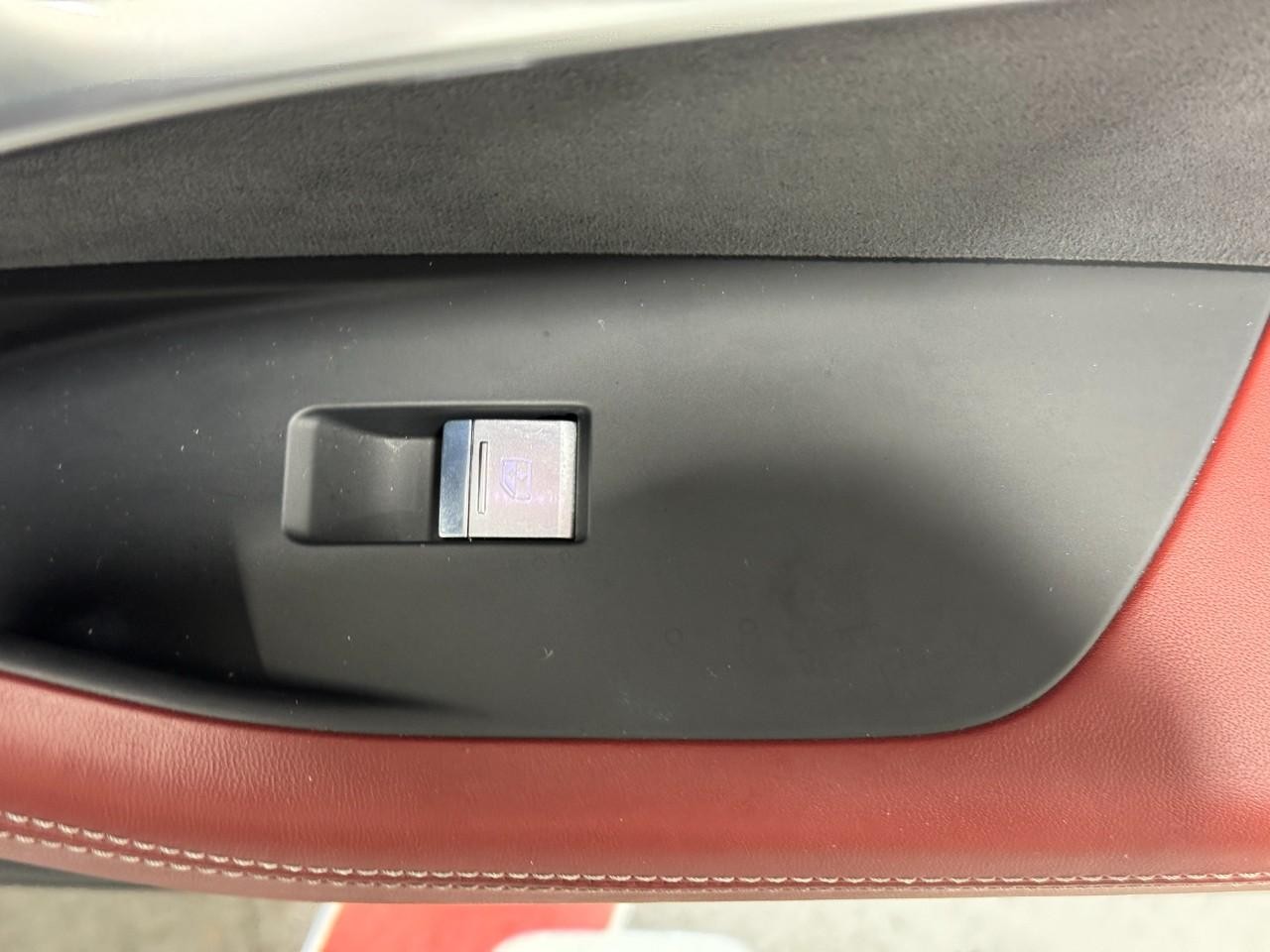 Audi S6 Sedan Vehicle Full-screen Gallery Image 23