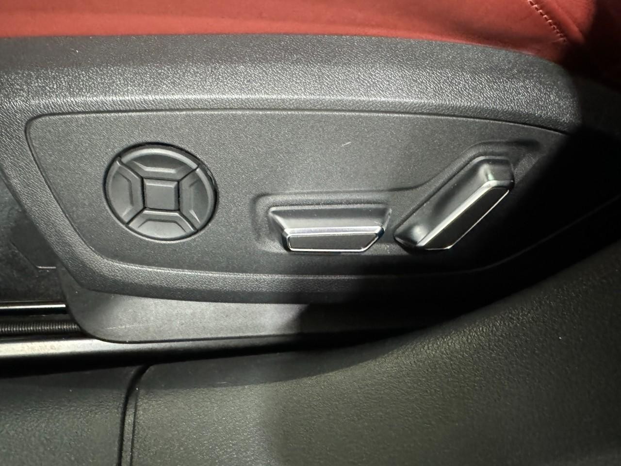 Audi S6 Sedan Vehicle Full-screen Gallery Image 31