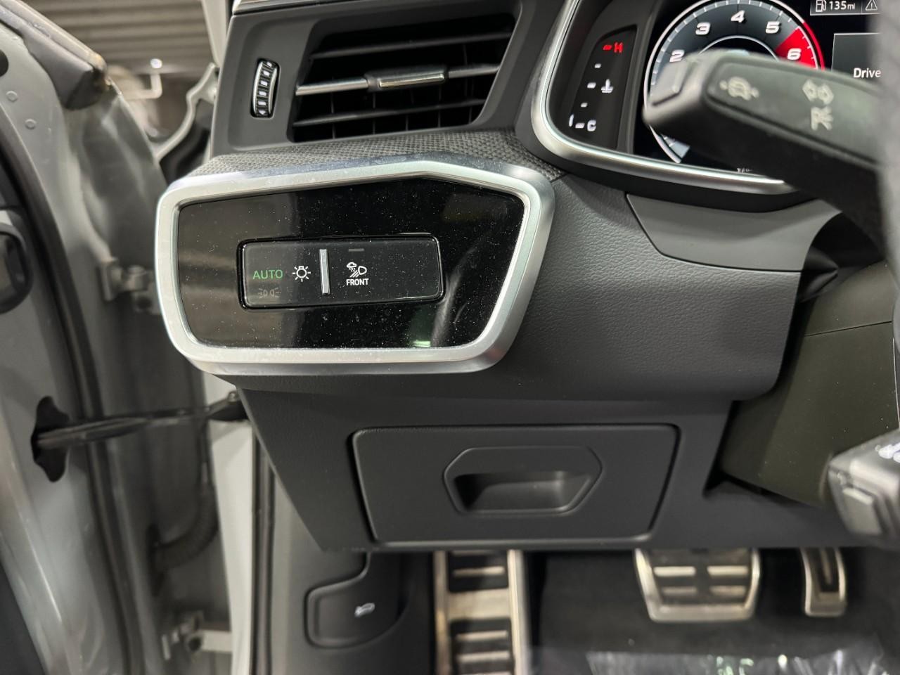 Audi S6 Sedan Vehicle Full-screen Gallery Image 32