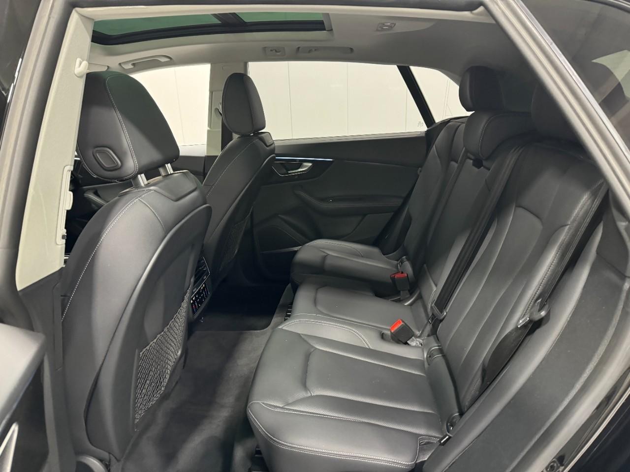 Audi Q8 Vehicle Full-screen Gallery Image 8