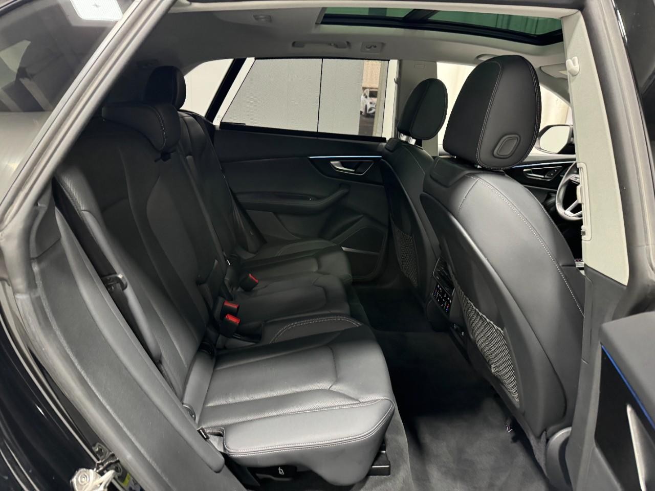 Audi Q8 Vehicle Full-screen Gallery Image 10