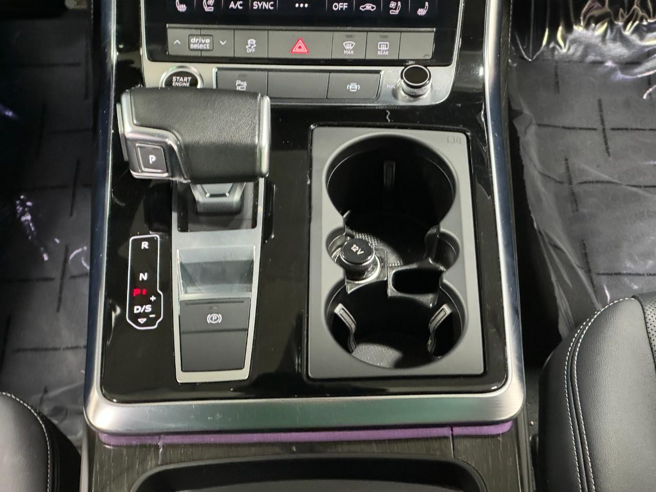 Audi Q8 Vehicle Full-screen Gallery Image 17