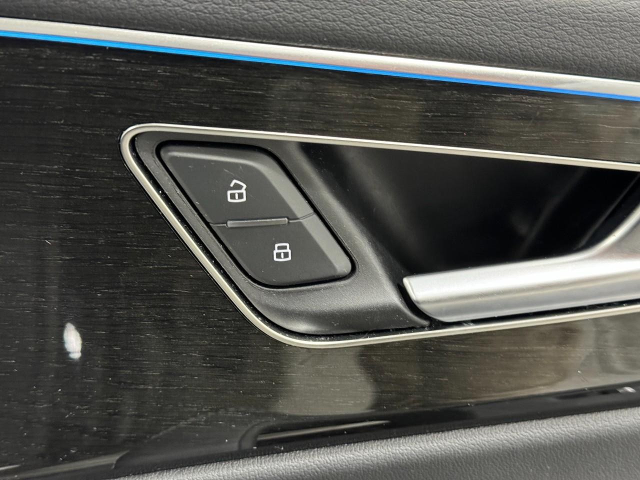 Audi Q8 Vehicle Full-screen Gallery Image 22