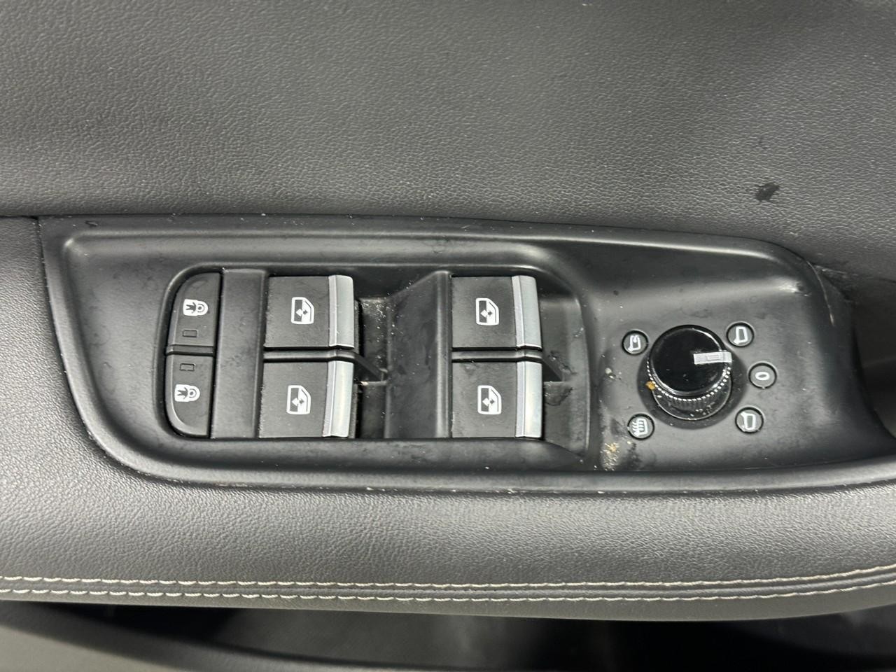 Audi Q8 Vehicle Full-screen Gallery Image 25