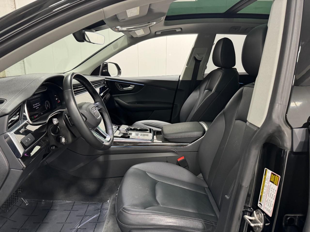 Audi Q8 Vehicle Full-screen Gallery Image 28