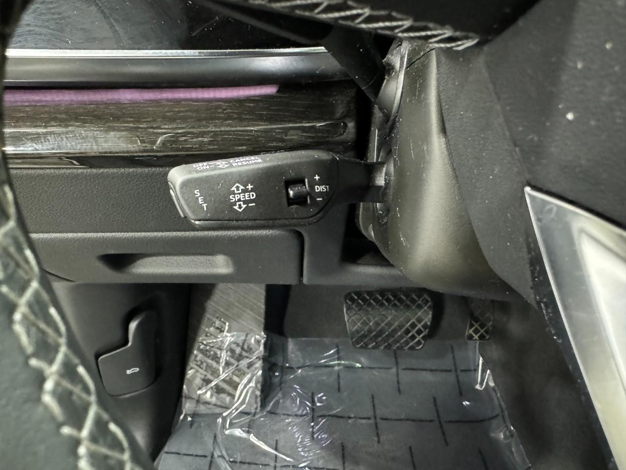 Audi Q8 Vehicle Full-screen Gallery Image 32