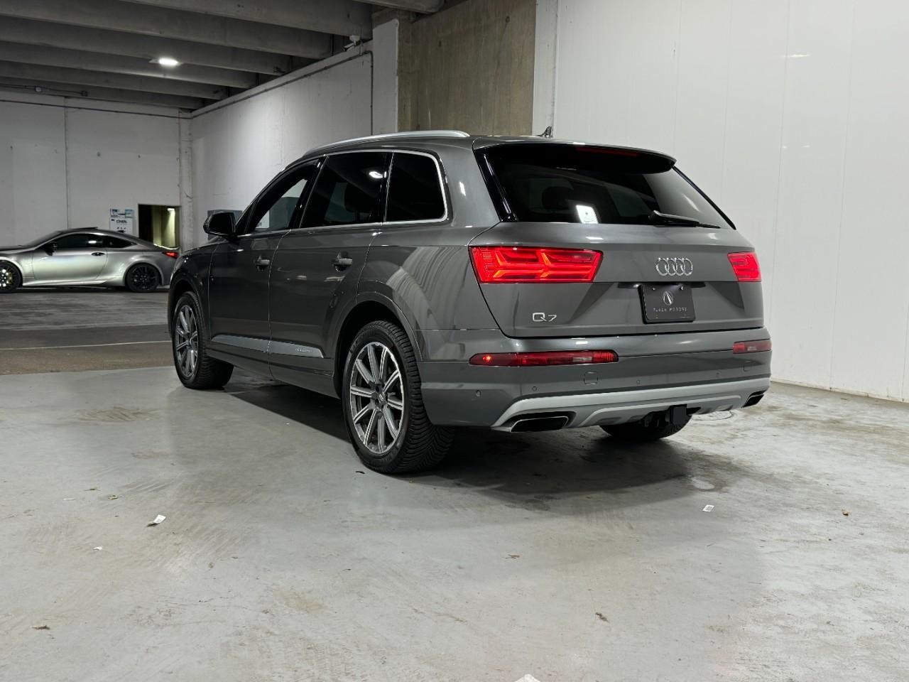 Audi Q7 Vehicle Full-screen Gallery Image 3