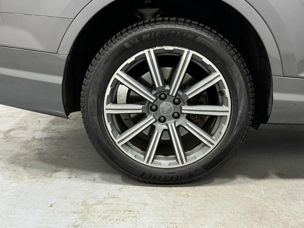 Audi Q7 Vehicle Full-screen Gallery Image 5