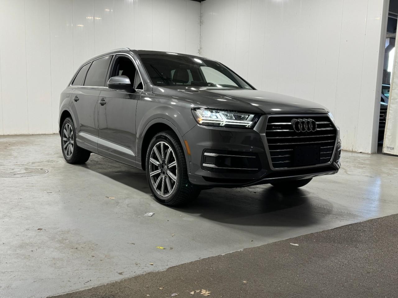 Audi Q7 Vehicle Full-screen Gallery Image 6