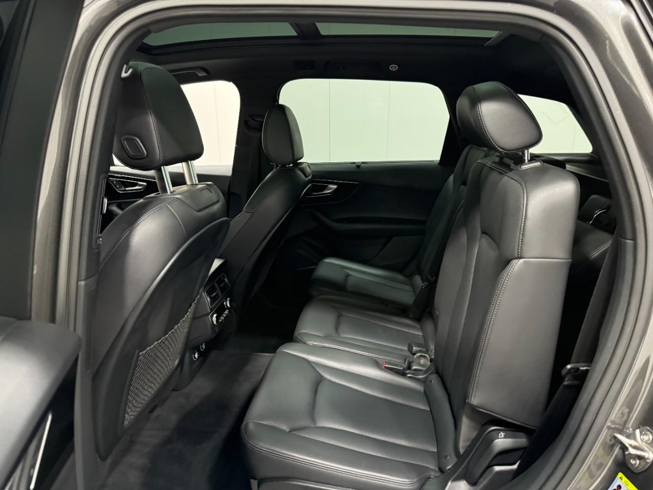 Audi Q7 Vehicle Full-screen Gallery Image 8