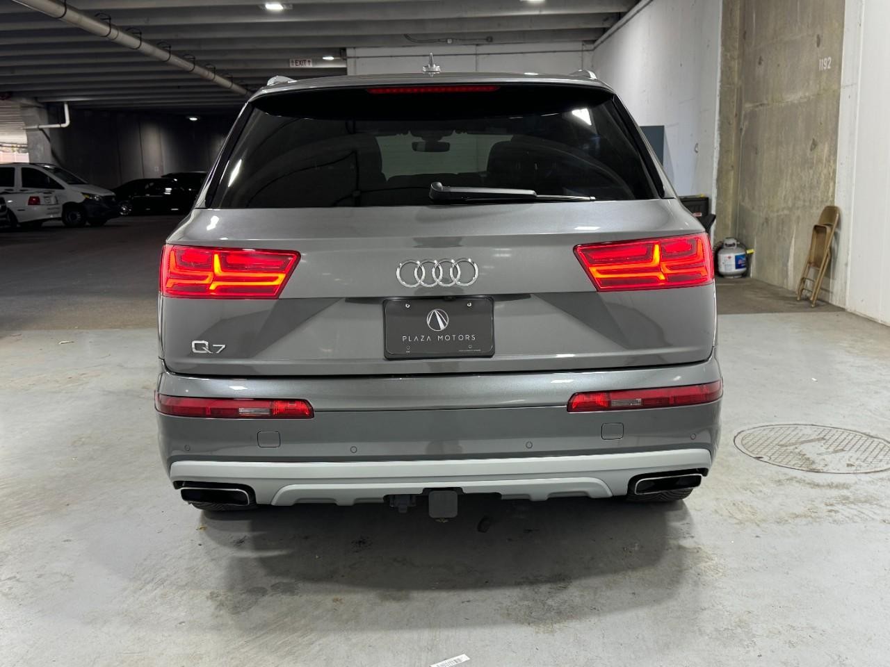 Audi Q7 Vehicle Full-screen Gallery Image 9
