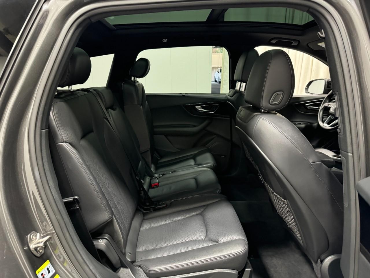 Audi Q7 Vehicle Full-screen Gallery Image 10