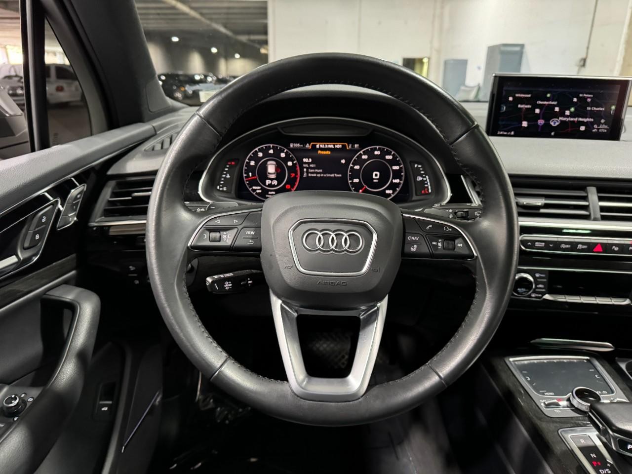 Audi Q7 Vehicle Full-screen Gallery Image 14