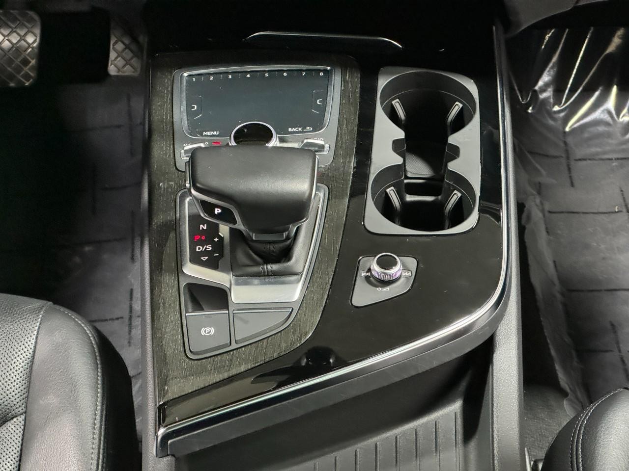 Audi Q7 Vehicle Full-screen Gallery Image 17