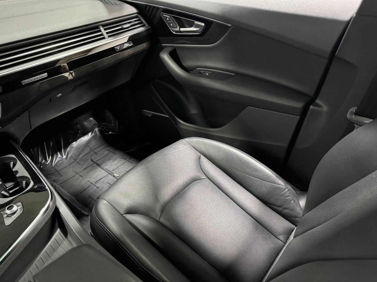 Audi Q7 Vehicle Full-screen Gallery Image 18